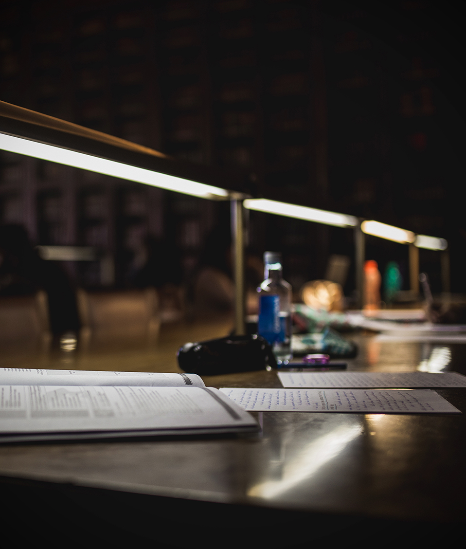 Apuntes sobre una mesa de estudio de la biblioteca del Hospital Real