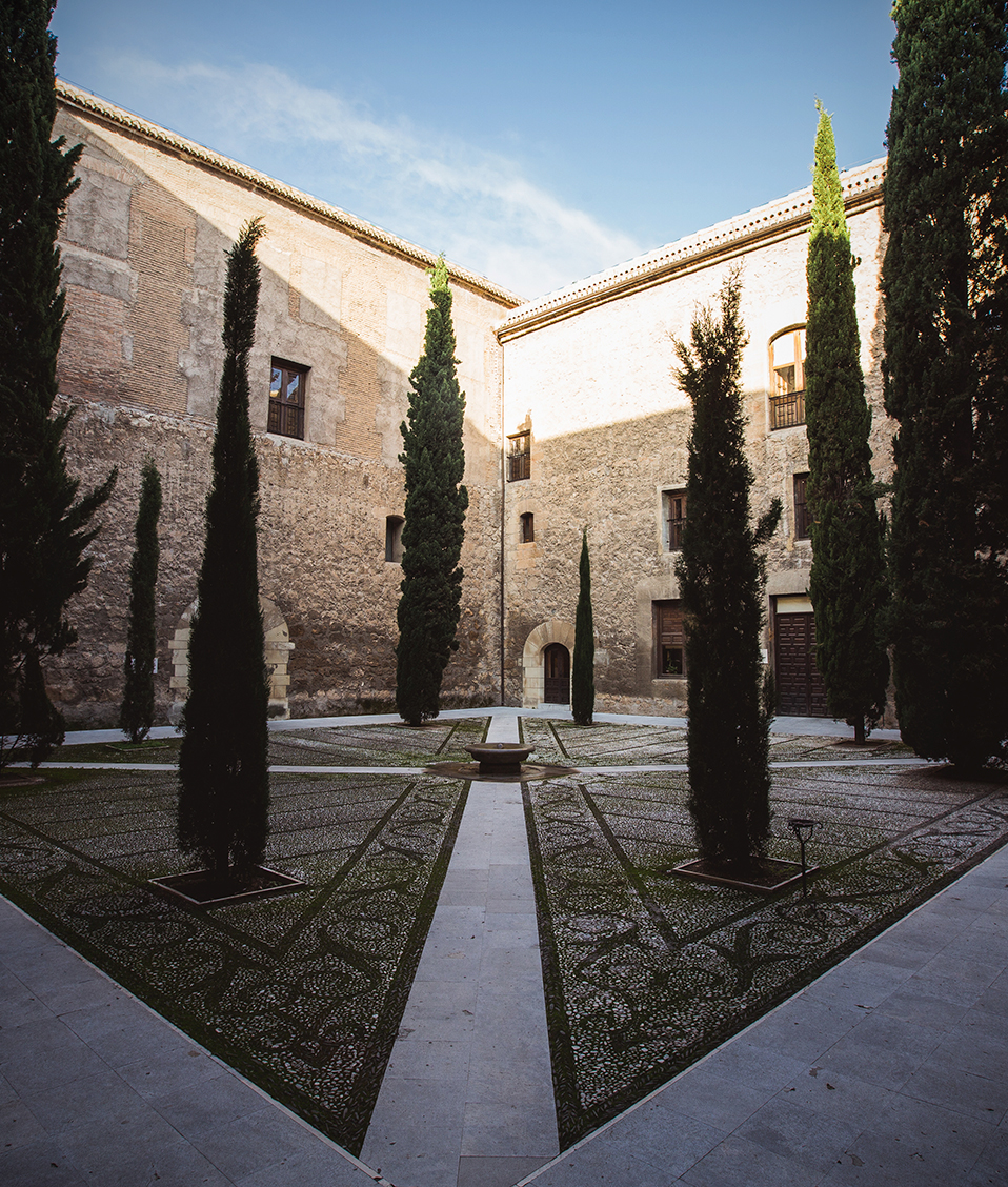 Patio del Hospital Real con Cipreses